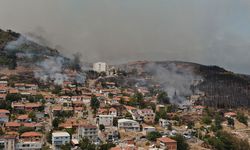 İzmir’deki orman yangını yerleşim yerlerine sıçradı