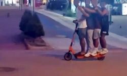 Scooter'a 4 kişi binerek kameraya poz verdiler