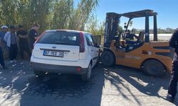 Serik'te forklift ile otomobil çarpıştı