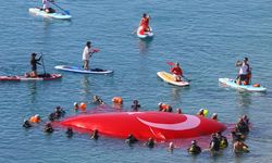 Dalgıçlar denizde dev Türk bayrağı açtı