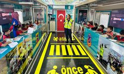 Mobil Eğitim Tır'ında trafik eğitimi