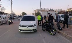 Hafif ticari araçla motosiklet çarpıştı