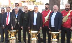 Muratpaşa Belediyespor güreşçilerini tanıttı