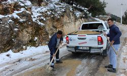 Buz tutan yollarda tuzlama çalışması