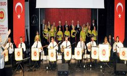 Emekli subay ve eşlerinden türkü şöleni