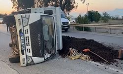 Lastiği patlayan kamyonet devrildi: 3 yaralı
