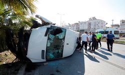 Antalya’da servis minibüsü devrildi