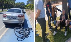 Bisiklet yoluna park eden otomobile bisiklet çarptı