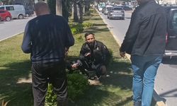 Manavgat’ta motosiklet otomobile çarptı