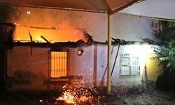 Antalya'da gecekondu yangını mahalleyi sokağa döktü