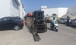 Forklift, park halindeki otomobile çarptı