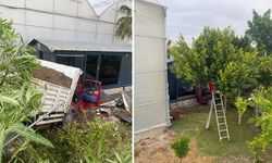 Serik'te kamyonet seraya daldı