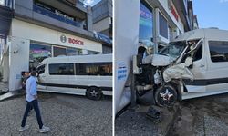 Servisler çarpıştı, biri iş yerine daldı