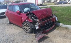 Otomobil ile kamyonet çarpıştı