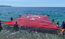 19 Mayıs'ta denizde dev Türk bayrağı açtılar