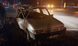 Kamyon kırmızı ışıkta bekleyen otomobile çarptı: 3 yaralı