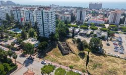 Binaların arasında kalan tarihi hamam zamana direniyor