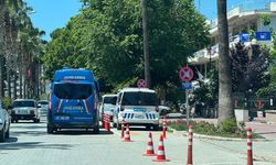 Sahte kimlik veren sürücü, 3 düzensiz göçmenle yakalandı