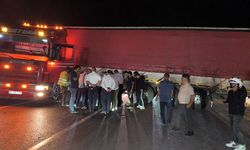 Direksiyon başında rahatsızlanan tır şoförü yolu kapattı
