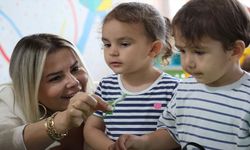 Çocuklar ipekböceği ile tanışıyor