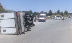 Yandan çarptığı kamyoneti devirdi