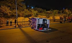 Aydınlatma direğine çarpan minibüs devrildi