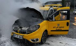 Seyir halindeki otomobil alev aldı
