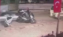 Sokakta tartıştığı kişilerin üzerine otomobil sürdü