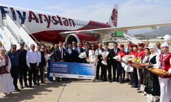 İlk uçuşu törenle karşıladı