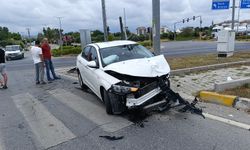 Antalya'da iki araç birbirine girdi