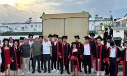 Öğrencilerin mezuniyet sevinci