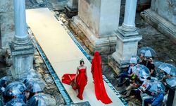 Hadrian Kapısı’nda defile