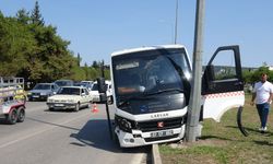 Freni patlayan minibüs direğe çarparak durabildi: 4 yaralı