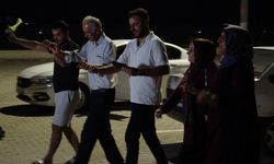 Cezaevi önünde halay çekip yakınlarını beklediler