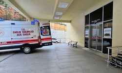 Kendi karnına iki kez bıçak sapladı