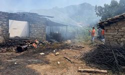 Yangında hem evi hem de parası küle döndü
