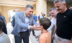 Vali Şahin, kamu görevlileri ve vatandaşlarla bayramlaştı
