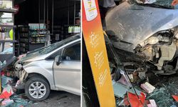 Direksiyon hakimiyetini kaybeden sürücü mağazaya daldı