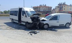 Tur aracı ile hafif ticari araç çarpıştı: 6 yaralı