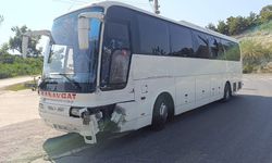 Nakliye kamyonu ile otobüs çarpıştı