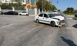Manavgat'ta otomobil tur aracına çarptı