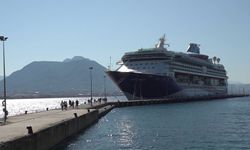 Dev gemi Alanya'ya iskelesine demirledi