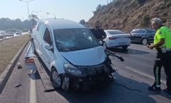 Karşı şeride geçip tur aracına çarptı