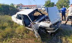 Manavgat'ta Tur Midibüsüyle Çarpıştı: Otomobil Hurdaya Döndü, Sürücü Yaralandı