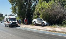 Kaldırıma Çıkıp Asılı Kalan Otomobilden Burnu Bile Kanamadan Kurtuldular