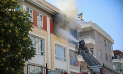 Yanan Evini Görünce Bayıldı, Dumandan Etkilenen Kedisine İtfaiyeci Oksijen Verdi