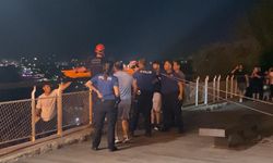Falezlerden Çıkmak İsterken Yaralanan Genç Kızı İtfaiye Kurtardı