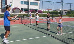 Antalya'da Ücretsiz Tenis Kurslarına Bir Yenisi Eklendi