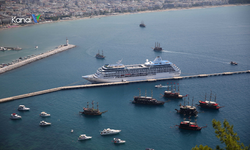 ABD'li Turistlerle Dolu Kruvaziyer Alanya'ya Geldi