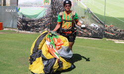 Paraşütle İniş Yapıp Kupasını Alanyaspor'a Hediye Etti